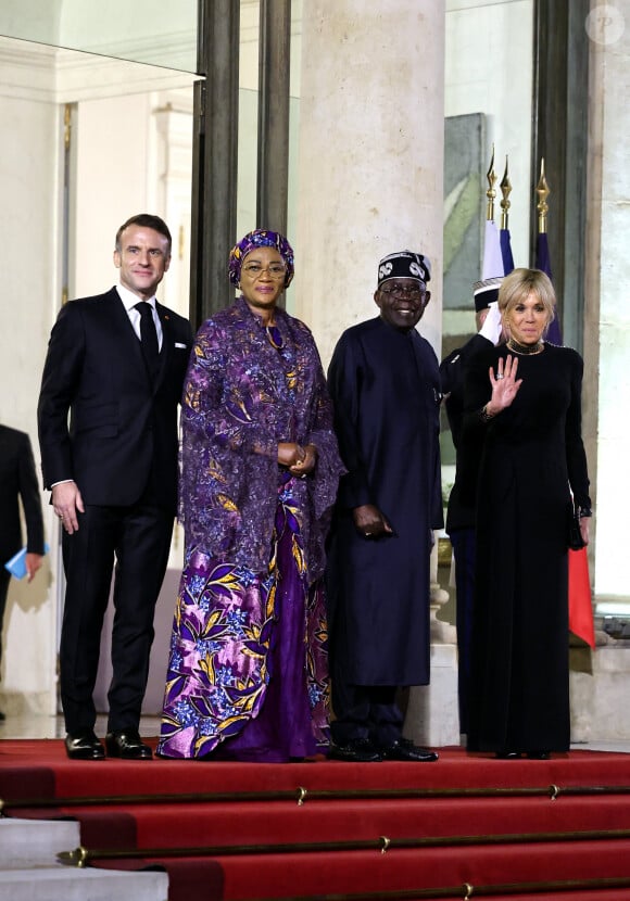 Un événement très symbolique qui a ravi la presse internationale.
Emmanuel Macron, Bola Tinubu et Oluremi Tinubu, Brigitte Macron - Dîner d'Etat en l'honneur de Bola Tinubu, Président de la République fédérale du Nigéria et de sa femme Oluremi Tinubu au Palais de l'Elysée à Paris © Dominique Jacovides/Bestimage 