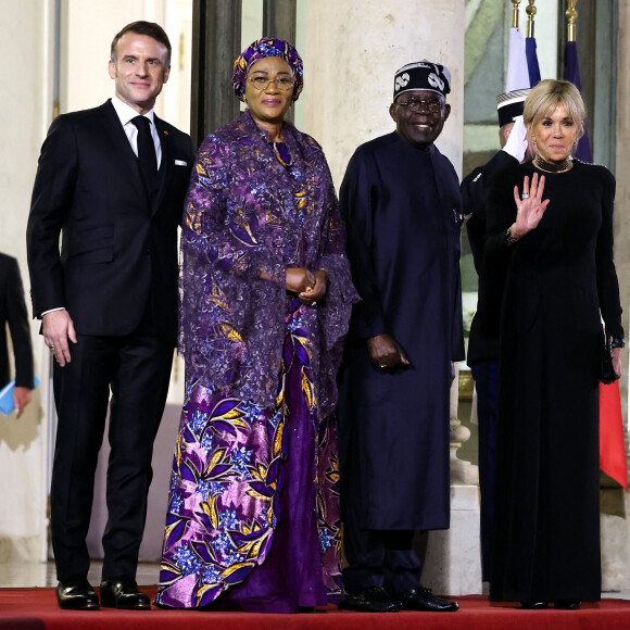 Un événement très symbolique qui a ravi la presse internationale.
Emmanuel Macron, Bola Tinubu et Oluremi Tinubu, Brigitte Macron - Dîner d'Etat en l'honneur de Bola Tinubu, Président de la République fédérale du Nigéria et de sa femme Oluremi Tinubu au Palais de l'Elysée à Paris © Dominique Jacovides/Bestimage 