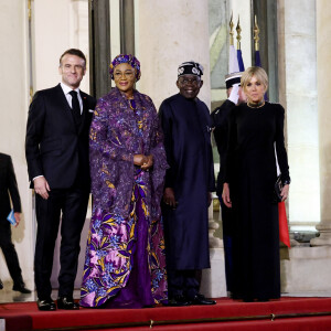 Emmanuel Macron, Bola Tinubu et Oluremi Tinubu, Brigitte Macron - Dîner d'Etat en l'honneur de Bola Tinubu, Président de la République fédérale du Nigéria et de sa femme Oluremi Tinubu au Palais de l'Elysée à Paris le 28 Novembre 2024. © Dominique Jacovides/Bestimage 