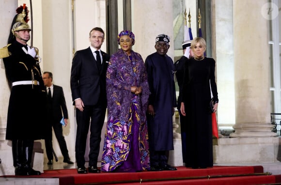 Emmanuel Macron, Bola Tinubu et Oluremi Tinubu, Brigitte Macron - Dîner d'Etat en l'honneur de Bola Tinubu, Président de la République fédérale du Nigéria et de sa femme Oluremi Tinubu au Palais de l'Elysée à Paris le 28 Novembre 2024. © Dominique Jacovides/Bestimage 