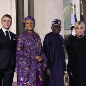 Ce 28 novembre 2024, Brigitte et Emmanuel Macron ont organisé un dîner d'Etat à l'Elysée en l'honneur de Bola Tinubu, président de la République fédérale du Nigeria et de son épouse, Oluremi Tinubu qui ont fait forte impression avec leur élégance distinguée.
Emmanuel Macron, Bola Tinubu et Oluremi Tinubu, Brigitte Macron - Dîner d'Etat en l'honneur de Bola Tinubu, Président de la République fédérale du Nigéria et de sa femme Oluremi Tinubu au Palais de l'Elysée à Paris le 28 Novembre 2024. © Dominique Jacovides/Bestimage 