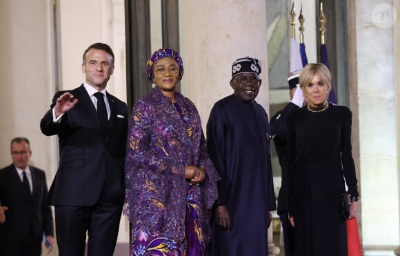 Ce 28 novembre 2024, Brigitte et Emmanuel Macron ont organisé un dîner d'Etat à l'Elysée en l'honneur de Bola Tinubu, président de la République fédérale du Nigeria et de son épouse, Oluremi Tinubu qui ont fait forte impression avec leur élégance distinguée.
Emmanuel Macron, Bola Tinubu et Oluremi Tinubu, Brigitte Macron - Dîner d'Etat en l'honneur de Bola Tinubu, Président de la République fédérale du Nigéria et de sa femme Oluremi Tinubu au Palais de l'Elysée à Paris le 28 Novembre 2024. © Dominique Jacovides/Bestimage 