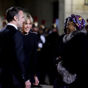 Brigitte Macron et Emmanuel Macron, Bola Tinubu et Oluremi Tinubu - Dîner d'Etat en l'honneur de Bola Tinubu, Président de la République fédérale du Nigéria et de sa femme Oluremi Tinubu au Palais de l'Elysée à Paris le 28 Novembre 2024. © Dominique Jacovides/Bestimage 