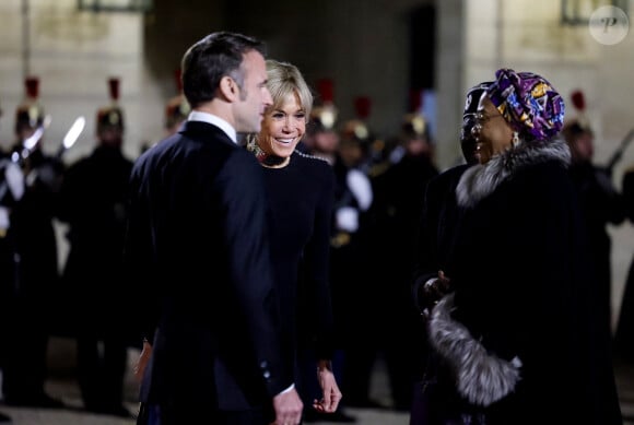 Brigitte Macron et Emmanuel Macron, Bola Tinubu et Oluremi Tinubu - Dîner d'Etat en l'honneur de Bola Tinubu, Président de la République fédérale du Nigéria et de sa femme Oluremi Tinubu au Palais de l'Elysée à Paris le 28 Novembre 2024. © Dominique Jacovides/Bestimage 