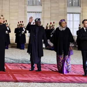 Brigitte Macron et Emmanuel Macron, Bola Tinubu et Oluremi Tinubu - Dîner d'Etat en l'honneur de Bola Tinubu, Président de la République fédérale du Nigéria et de sa femme Oluremi Tinubu au Palais de l'Elysée à Paris le 28 Novembre 2024. © Dominique Jacovides/Bestimage 