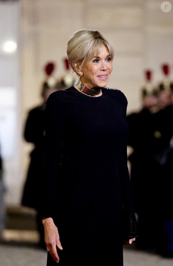 A cette occasion, la Première dame de France a opté pour une longue robe noire qu'elle a brillamment assorti à des talons aiguilles et un collier scintillant en argent. 
Brigitte Macron - Dîner d'Etat en l'honneur de Bola Tinubu, Président de la République fédérale du Nigéria et de sa femme Oluremi Tinubu au Palais de l'Elysée à Paris le 28 Novembre 2024. © Dominique Jacovides/Bestimage 