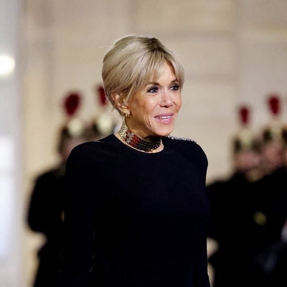 A cette occasion, la Première dame de France a opté pour une longue robe noire qu'elle a brillamment assorti à des talons aiguilles et un collier scintillant en argent. 
Brigitte Macron - Dîner d'Etat en l'honneur de Bola Tinubu, Président de la République fédérale du Nigéria et de sa femme Oluremi Tinubu au Palais de l'Elysée à Paris le 28 Novembre 2024. © Dominique Jacovides/Bestimage 