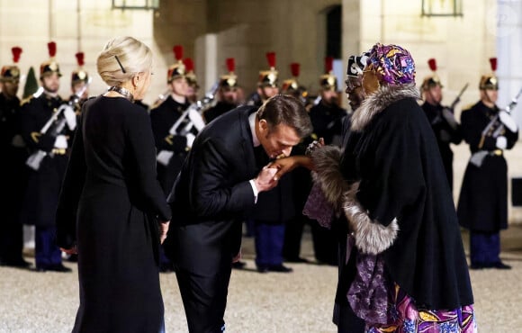 Brigitte Macron et Emmanuel Macron, Bola Tinubu et Oluremi Tinubu - Dîner d'Etat en l'honneur de Bola Tinubu, Président de la République fédérale du Nigéria et de sa femme Oluremi Tinubu au Palais de l'Elysée à Paris le 28 Novembre 2024. © Dominique Jacovides/Bestimage 