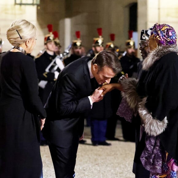 Brigitte Macron et Emmanuel Macron, Bola Tinubu et Oluremi Tinubu - Dîner d'Etat en l'honneur de Bola Tinubu, Président de la République fédérale du Nigéria et de sa femme Oluremi Tinubu au Palais de l'Elysée à Paris le 28 Novembre 2024. © Dominique Jacovides/Bestimage 