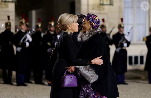 Pour parfaire sa mise en beauté, Brigitte Macron a opté pour un maquillage discret en plus de son incontournable chignon, maintenu par de fines barrettes. 
Brigitte Macron et Emmanuel Macron, Bola Tinubu et Oluremi Tinubu - Dîner d'Etat en l'honneur de Bola Tinubu, Président de la République fédérale du Nigéria et de sa femme Oluremi Tinubu au Palais de l'Elysée à Paris le 28 Novembre 2024. © Dominique Jacovides/Bestimage 