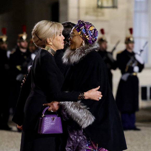 Pour parfaire sa mise en beauté, Brigitte Macron a opté pour un maquillage discret en plus de son incontournable chignon, maintenu par de fines barrettes. 
Brigitte Macron et Emmanuel Macron, Bola Tinubu et Oluremi Tinubu - Dîner d'Etat en l'honneur de Bola Tinubu, Président de la République fédérale du Nigéria et de sa femme Oluremi Tinubu au Palais de l'Elysée à Paris le 28 Novembre 2024. © Dominique Jacovides/Bestimage 