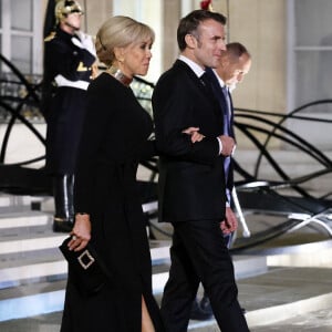 Brigitte et Emmanuel Macron - Dîner d'Etat en l'honneur de Bola Tinubu, Président de la République fédérale du Nigéria et de sa femme Oluremi Tinubu au Palais de l'Elysée à Paris le 28 Novembre 2024. © Dominique Jacovides/Bestimage 