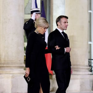 Brigitte et Emmanuel Macron - Dîner d'Etat en l'honneur de Bola Tinubu, Président de la République fédérale du Nigéria et de sa femme Oluremi Tinubu au Palais de l'Elysée à Paris le 28 Novembre 2024. © Dominique Jacovides/Bestimage  State Dinner in honor of Bola Tinubu, President of the Federal Republic of Nigeria and his wife Oluremi Tinubu at the Elysée Palace in Paris on November 28, 2024. 