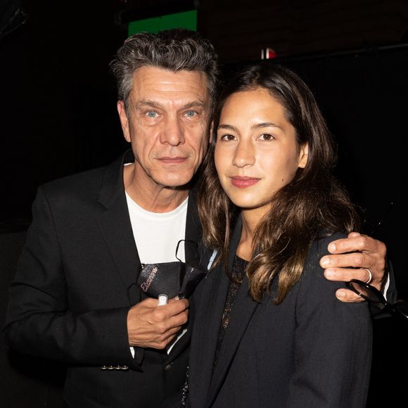 Marc Lavoine a également convolé avec la romancière Line Papin... Reste à savoir si ces dernières vont apprécier la sortie !
Exclusif - Première sortie officielle de Marc Lavoine et son ex-femme Line Papin depuis leur mariage lors du défilé Etam Live Show 2020 à Paris le 30 septembre 2020. © Pool Agence Bestimage 