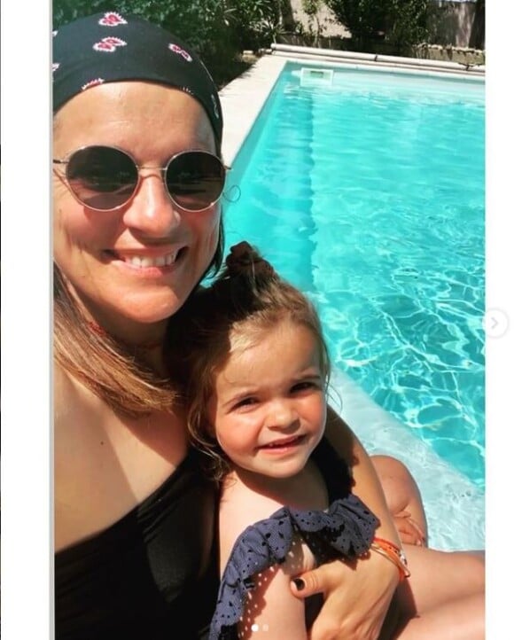 Julie de "Pékin Express" et sa petite fille Déa à la piscine, juin 2021