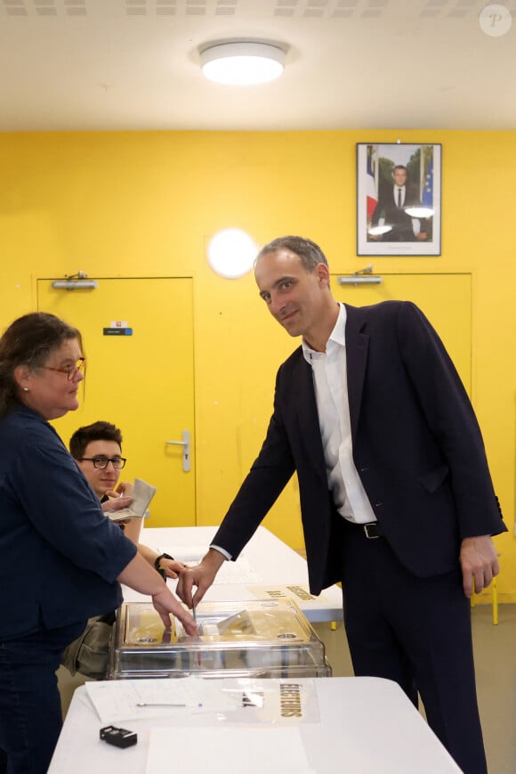 Lui, homme politique... 
Raphael Glucksmann, député européen et co-président du mouvement Place Publique vote lors du premier tour des élections législatives, le 30 juin 2024. Paris, France, le 30 juin 2024. © Stéphane Lemouton / Bestimage