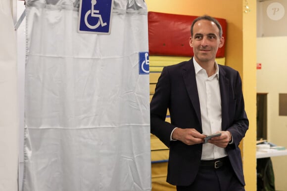 Raphael Glucksmann, député européen et co-président du mouvement Place Publique vote lors du premier tour des élections législatives, le 30 juin 2024. Paris, France, le 30 juin 2024. © Stéphane Lemouton / Bestimage