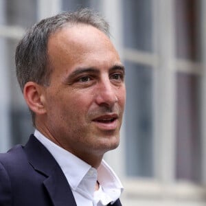 Raphael Glucksmann, député européen et co-président du mouvement Place Publique, fait la queue devant un bureau de vote pour voter lors du premier tour des élections législatives, le 30 juin 2024. Paris, France, le 30 juin 2024. © Stéphane Lemouton / Bestimage