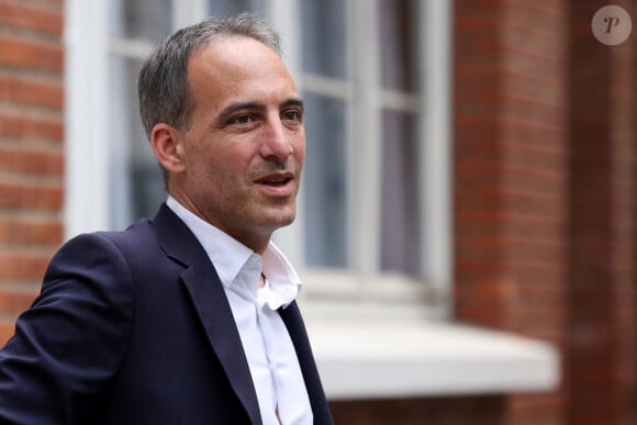 Raphael Glucksmann, député européen et co-président du mouvement Place Publique, fait la queue devant un bureau de vote pour voter lors du premier tour des élections législatives, le 30 juin 2024. Paris, France, le 30 juin 2024. © Stéphane Lemouton / Bestimage