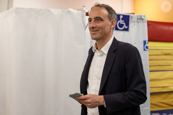 Raphael Glucksmann, député européen et co-président du mouvement Place Publique vote lors du premier tour des élections législatives, le 30 juin 2024. Paris, France, le 30 juin 2024. © Stéphane Lemouton / Bestimage