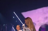 Vitaa chante avec sa nièce de 8 ans en plein concert à Bordeaux, le 29 novembre 2024.