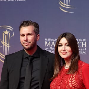 Yannis Dimolitsas, Monica Bellucci au photocall de la cérémonie d'hommage à Sean Penn lors de la deuxième journée du 21e Festival international du film de Marrakech, le 30 novembre 2024 à Marrakech, Maroc. © Dominique Jacovides/Bestimage 