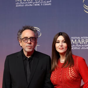 Venu au bras de l'ex de Vincent Cassel, Tim Burton était chic dans un costume noir trois pièces composé d'un blazer noir à simple boutonnage, d'une chemise noire à carreaux et d'un pantalon de tailleur.
Tim Burton, Monica Bellucci au photocall de la cérémonie d'hommage à Sean Penn lors de la deuxième journée du 21e Festival international du film de Marrakech, le 30 novembre 2024 à Marrakech, Maroc. © Dominique Jacovides/Bestimage 