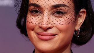 Festival de Marrakech : Camelia Jordana illumine le tapis rouge avec un look rétro, Jamel Debbouze retrouve Monica Bellucci