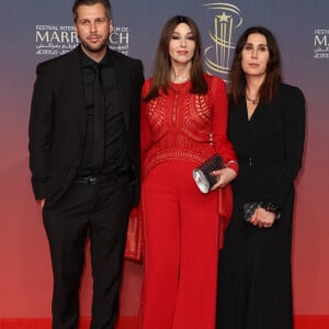 Yannis Dimolitsas, Monica Bellucci, Eleonora Pratelli au photocall de la cérémonie d'hommage à Sean Penn lors de la deuxième journée du 21e Festival international du film de Marrakech, le 30 novembre 2024 à Marrakech, Maroc. © Dominique Jacovides/Bestimage 