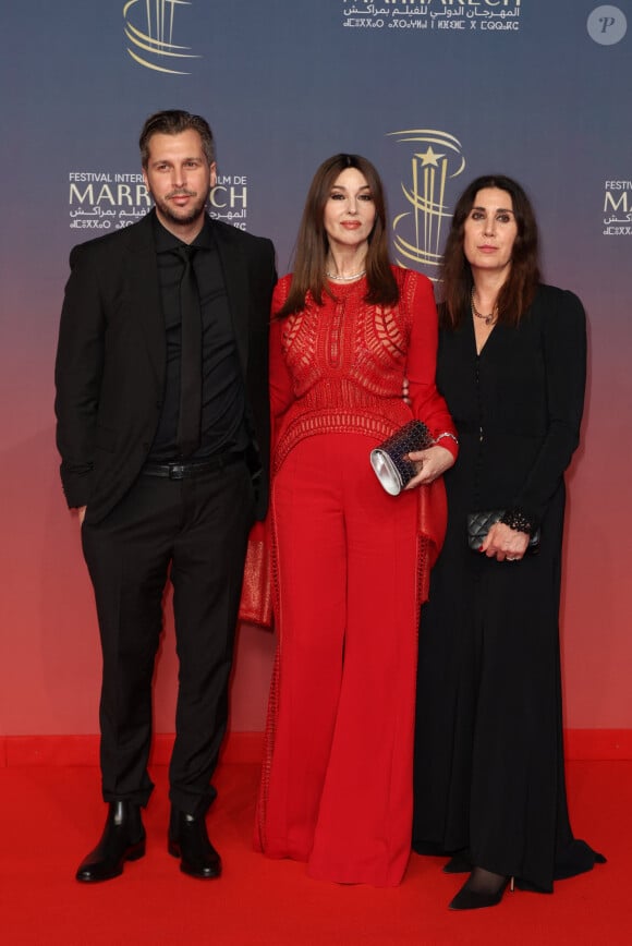 Yannis Dimolitsas, Monica Bellucci, Eleonora Pratelli au photocall de la cérémonie d'hommage à Sean Penn lors de la deuxième journée du 21e Festival international du film de Marrakech, le 30 novembre 2024 à Marrakech, Maroc. © Dominique Jacovides/Bestimage 