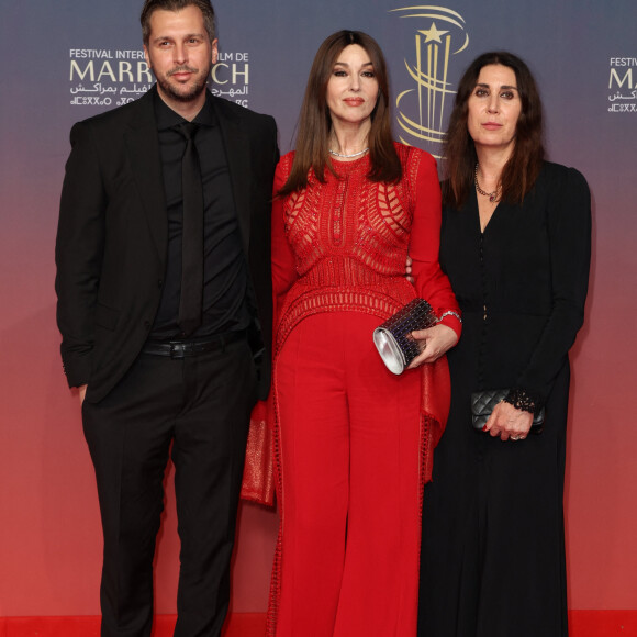 Yannis Dimolitsas, Monica Bellucci, Eleonora Pratelli au photocall de la cérémonie d'hommage à Sean Penn lors de la deuxième journée du 21e Festival international du film de Marrakech, le 30 novembre 2024 à Marrakech, Maroc. © Dominique Jacovides/Bestimage 