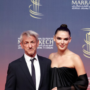 Sean Penn officialise avec sa compagne Valeria Nicov au photocall de la cérémonie d'hommage à Sean Penn lors de la deuxième journée du 21e Festival international du film de Marrakech, le 30 novembre 2024 à Marrakech, Maroc. © Dominique Jacovides/Bestimage 