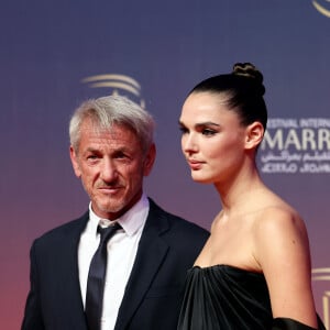 Sean Penn officialise avec sa compagne Valeria Nicov au photocall de la cérémonie d'hommage à Sean Penn lors de la deuxième journée du 21e Festival international du film de Marrakech, le 30 novembre 2024 à Marrakech, Maroc. © Dominique Jacovides/Bestimage 