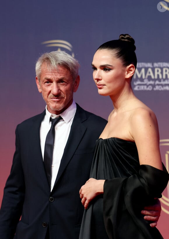 Sean Penn officialise avec sa compagne Valeria Nicov au photocall de la cérémonie d'hommage à Sean Penn lors de la deuxième journée du 21e Festival international du film de Marrakech, le 30 novembre 2024 à Marrakech, Maroc. © Dominique Jacovides/Bestimage 