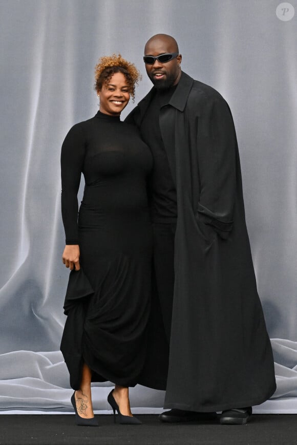 Teddy Riner et sa femme Luthna assistent au défilé Balenciaga lors de la PFW à Paris, France, le 3 mars 2024. Photo par Julien Reynaud/APS-Medias/ABACAPRESS.COM