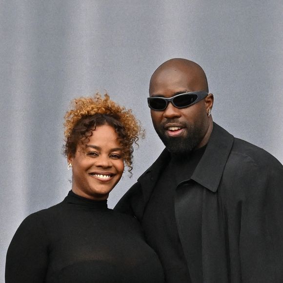 Teddy Riner et sa femme Luthna assistent au défilé Balenciaga lors de la PFW à Paris, France, le 3 mars 2024. Photo par Julien Reynaud/APS-Medias/ABACAPRESS.COM