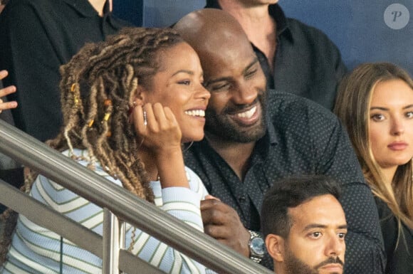 Teddy Riner et sa femme Luthna Plocus assistent au match de football de la Ligue 1 Uber Eats entre le Paris Saint Germain et Strasbourg au Parc des Princes le 14 août 2021 à Paris, France. Photo par Laurent Zabulon/ABACAPRESS.COM