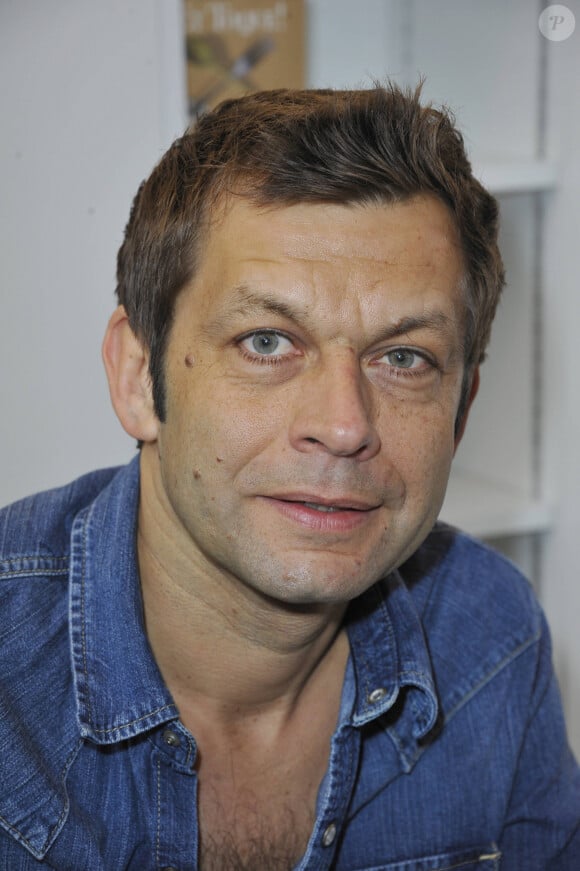 LAURENT MARIOTTE - LES ECRIVAINS DEDICACENT LEURS LIVRES AU 32EME SALON DU LIVRE, PORTE DE VERSAILLES, A PARIS. LE 18 MARS 2012