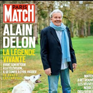 Alain Delon en couverture de "Paris Match" avec son chien  (archive)
