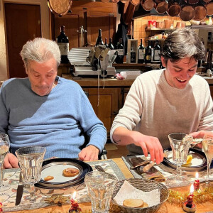 Alain Delon, photo de lui en famille pour le réveillon de Noël à Douchy à côté de son fils Alain-Fabien.