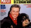 En effet, son bureau était réservé à la seule présence de ses chiens, personne d'autre qu'eux ne pouvait l'accompagner dedans
Alain Delon en couverture de "Paris Match" avec son chien