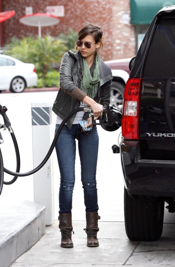 Jessica Alba s'arrête dans une station essence de Westwood le 31 mars 2010