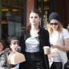Selena Gomez se remet de sa lourde journée promo en se rendant dans un salon de thé parisien, place du Trocadéro, jeudi 1er avril.