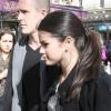 Selena Gomez se remet de sa lourde journée promo en se rendant dans un salon de thé parisien, place du Trocadéro, jeudi 1er avril.