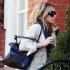 Mary-Kate Olsen se cache derrière son sac pendant que sa soeur Ashley fait un peu de shopping avant de rentrer chez elle le 1er avril 2010