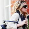 Mary-Kate Olsen se cache derrière son sac pendant que sa soeur Ashley fait un peu de shopping avant de rentrer chez elle le 1er avril 2010