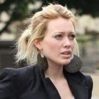 Hilary Duff : la star semble perplexe et inquiète... à cause de son futur mariage ?