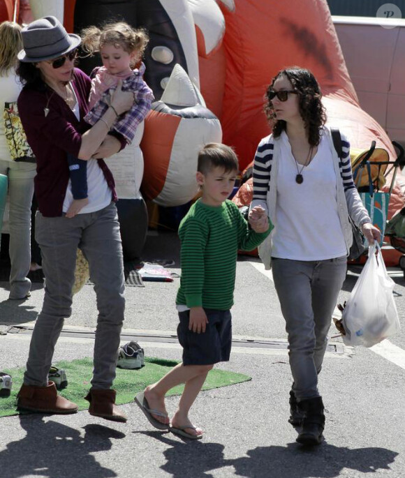 Sara Gilbert, sa compagne Allison Adler et leurs enfants Sawyer et Levi le 28 mars 2010 à Los Angeles