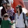 Sara Gilbert, sa compagne Allison Adler et leurs enfants Sawyer et Levi le 28 mars 2010 à Los Angeles