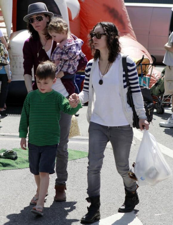 Sara Gilbert, sa compagne Allison Adler et leurs enfants Sawyer et Levi le 28 mars 2010 à Los Angeles